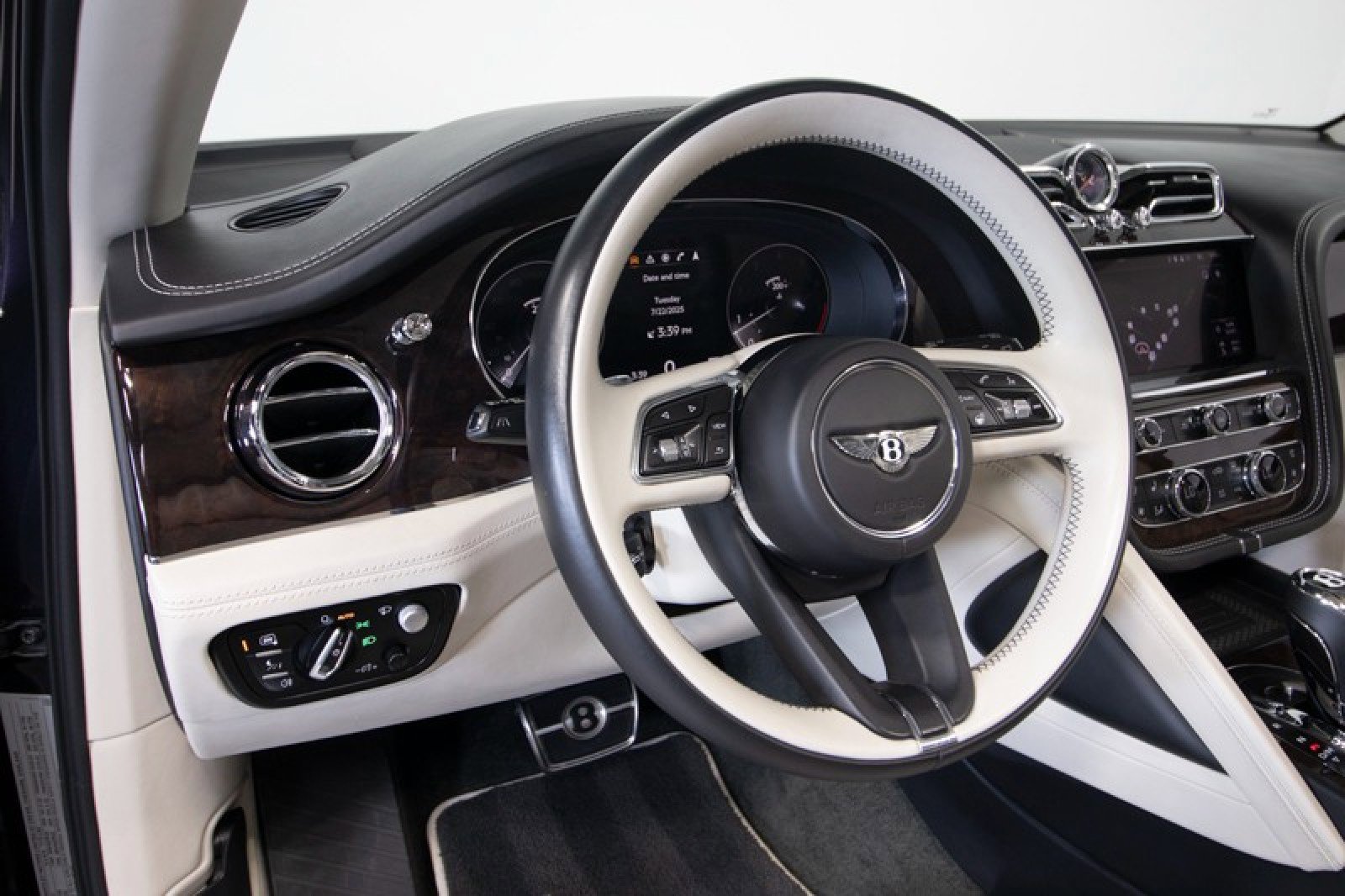 Used 2023 Bentley Bentayga Extended Wheelbase image 21