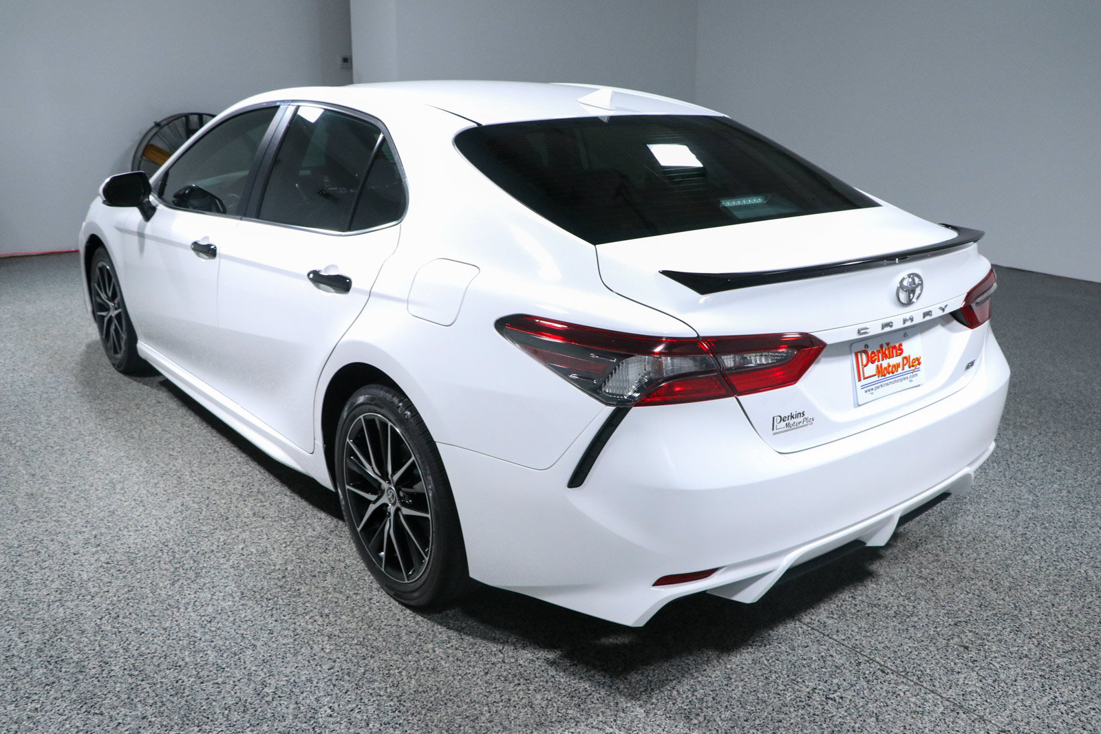 Used 2022 Toyota Camry SE FWD image 9