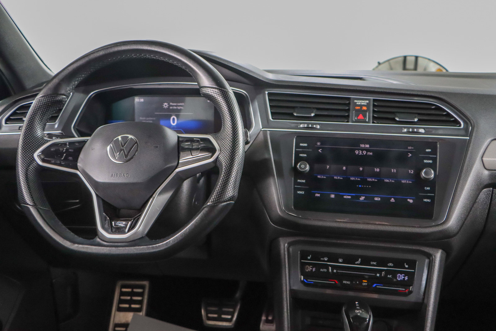 Used 2022 Volkswagen Tiguan SE R-Line image 16