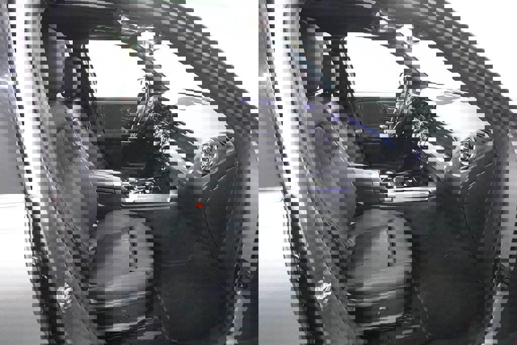 Used 2023 Mercedes-Benz EQB 300 4MATIC w/ Exclusive Package image 33