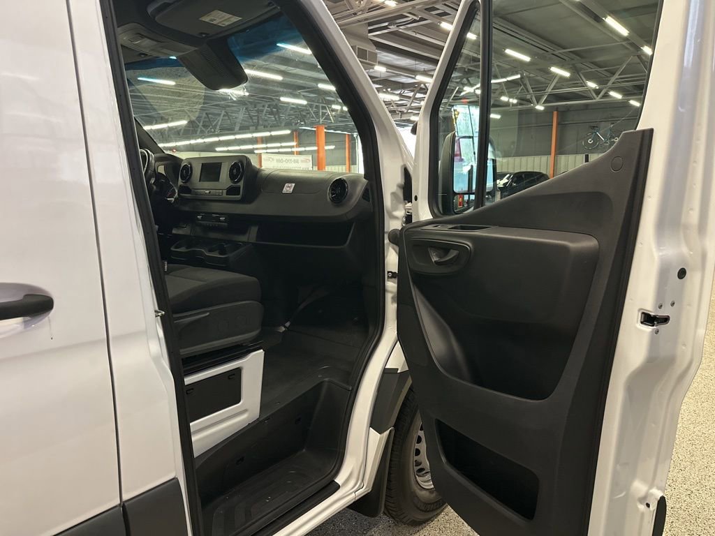 Used 2022 Mercedes-Benz Sprinter 1500 image 7