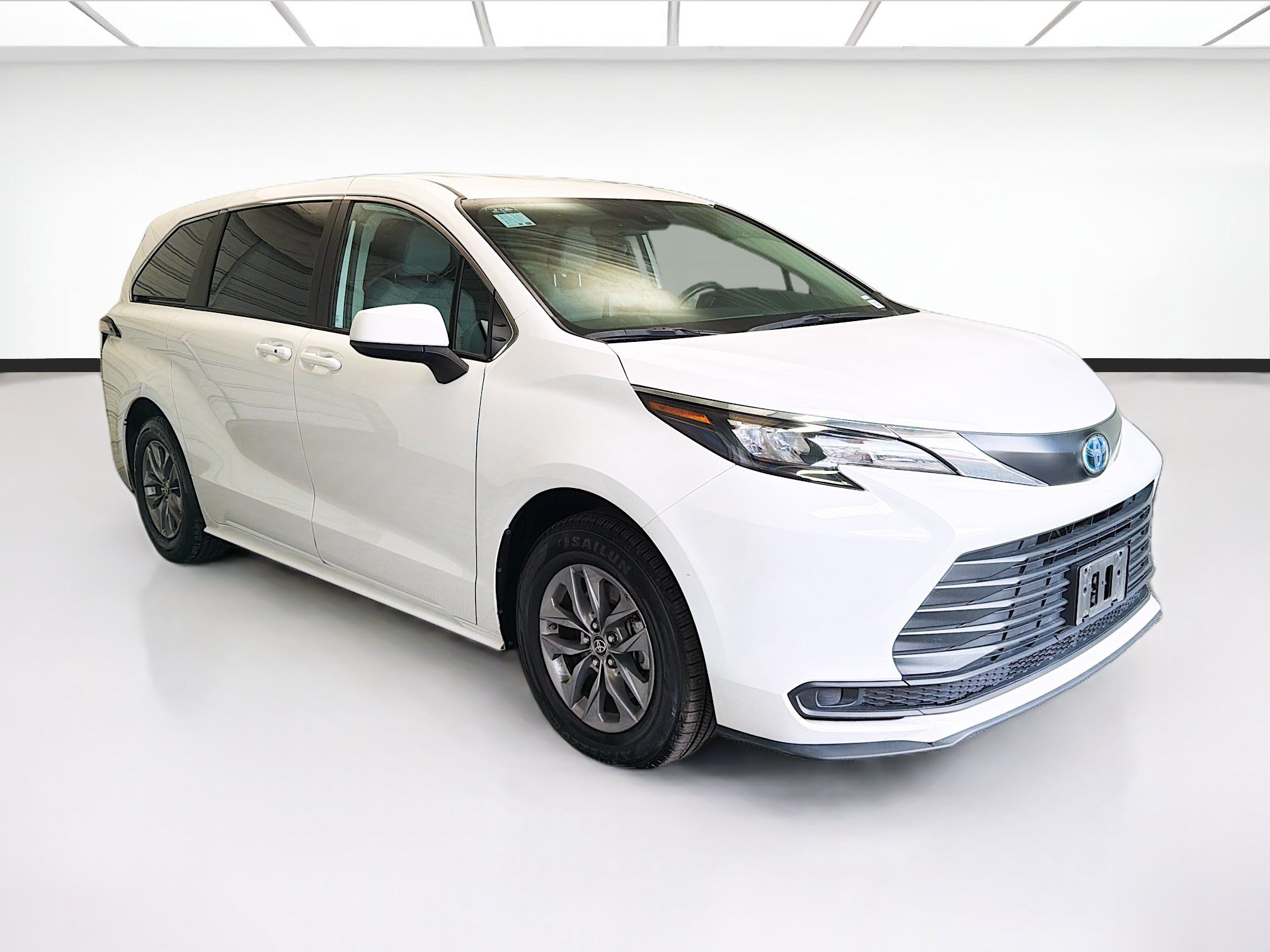 Used 2024 Toyota Sienna LE FWD image 3