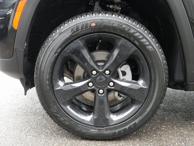 New 2025 Jeep Grand Cherokee Altitude image 10