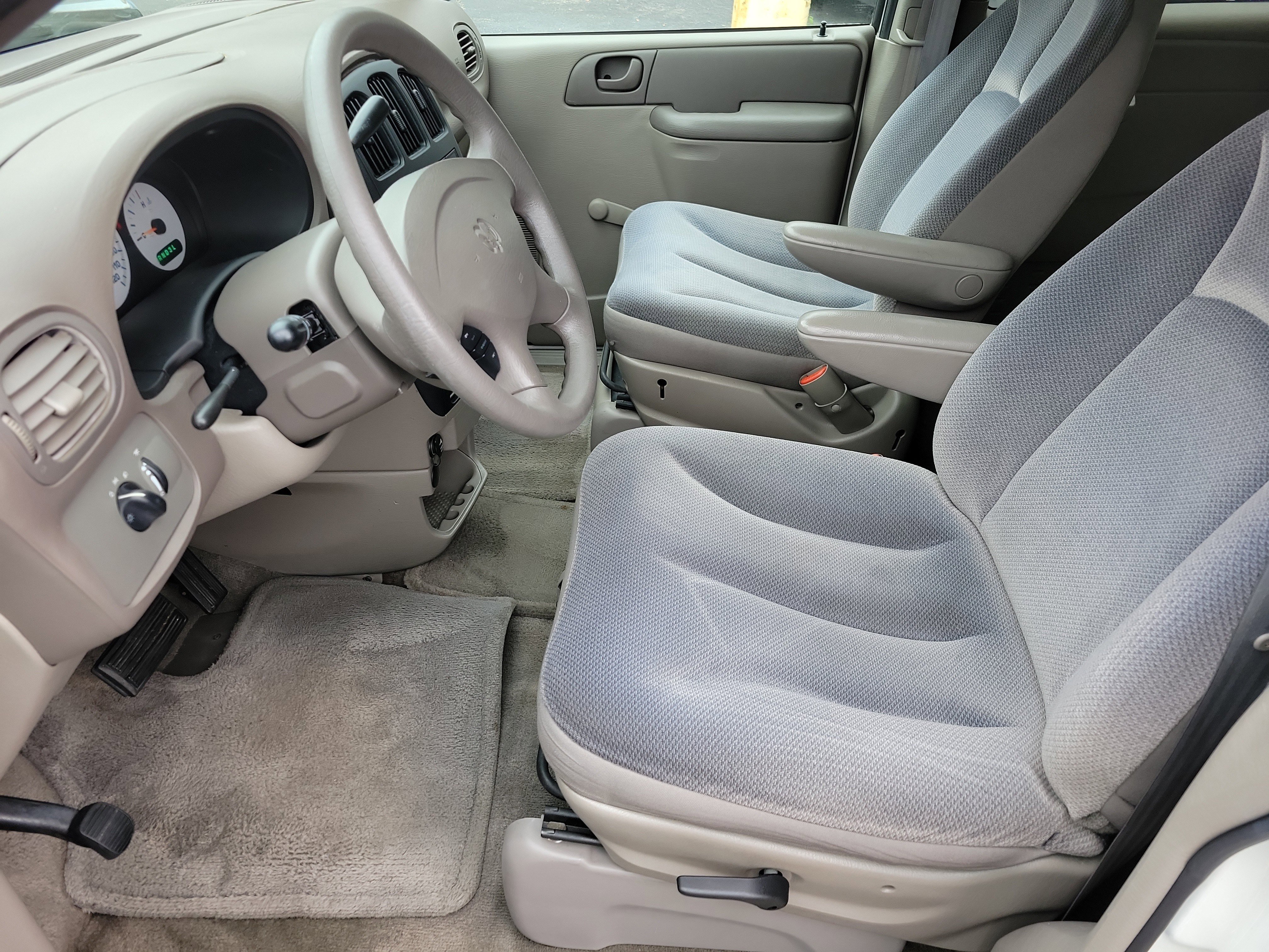 Used 2002 Dodge Caravan SE image 4