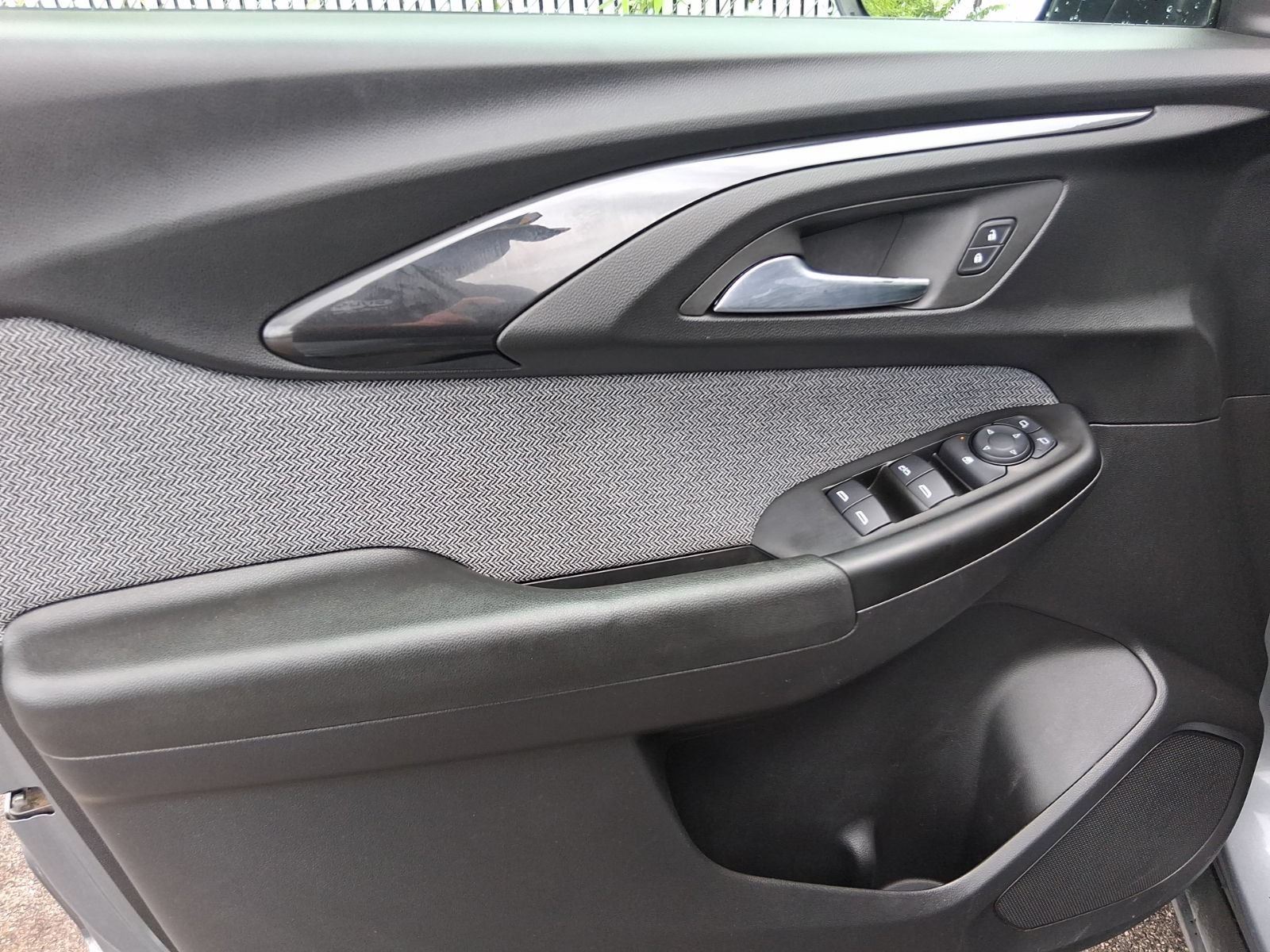 Used 2021 Chevrolet TrailBlazer LT w/ LPO, Blackout Package FWD image 21