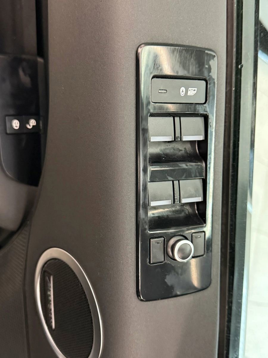 Used 2020 Land Rover Discovery SE image 24