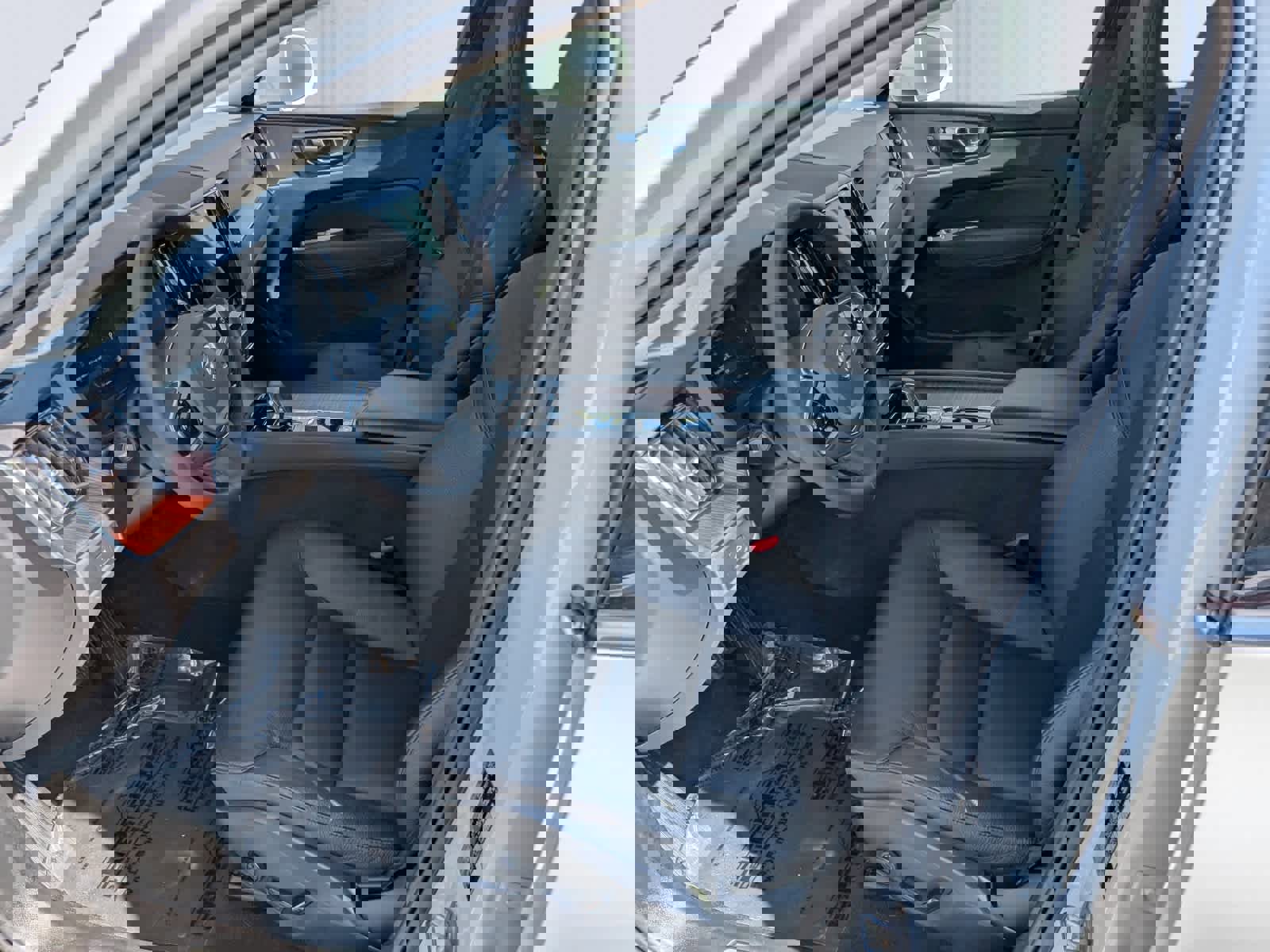 Used 2023 Volvo XC60 B5 Plus image 14