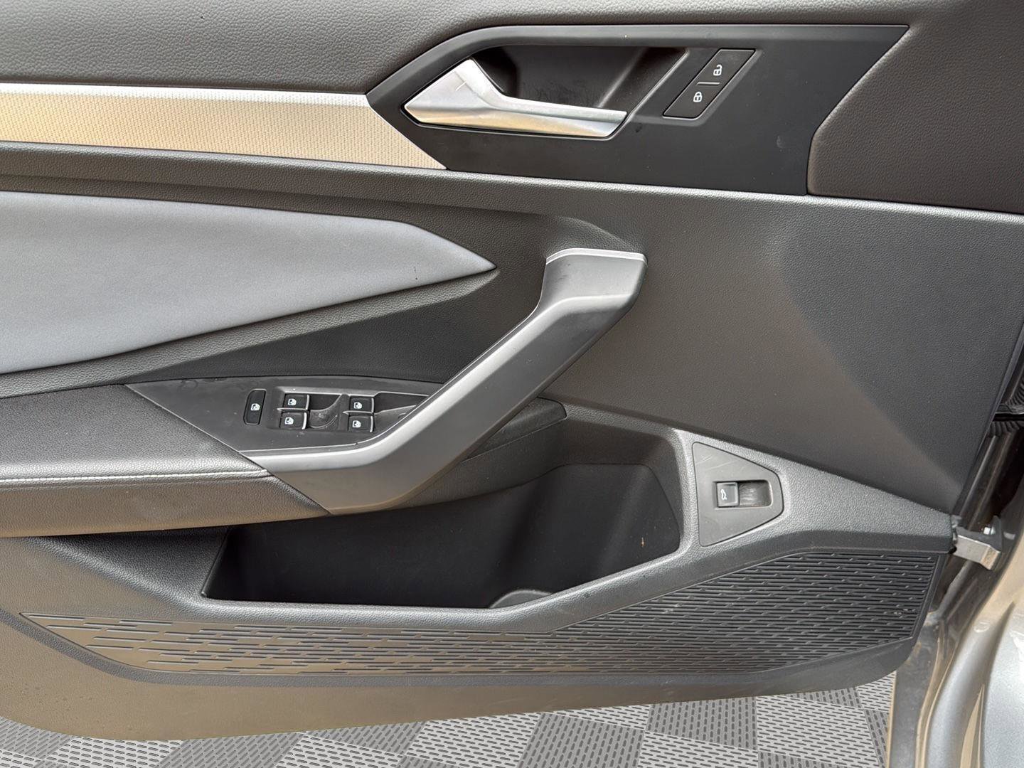 Certified 2025 Volkswagen Jetta SE image 11