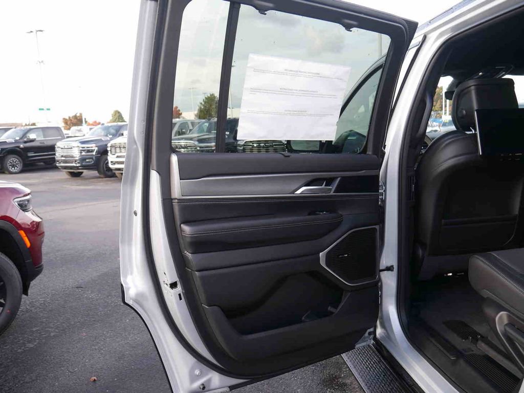 New 2025 Jeep Wagoneer Series II w/ Convenience Group I AWD/4WD image 12