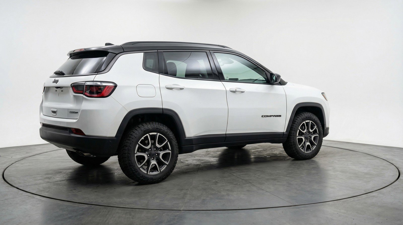 Used 2025 Jeep Compass Trailhawk AWD/4WD image 9