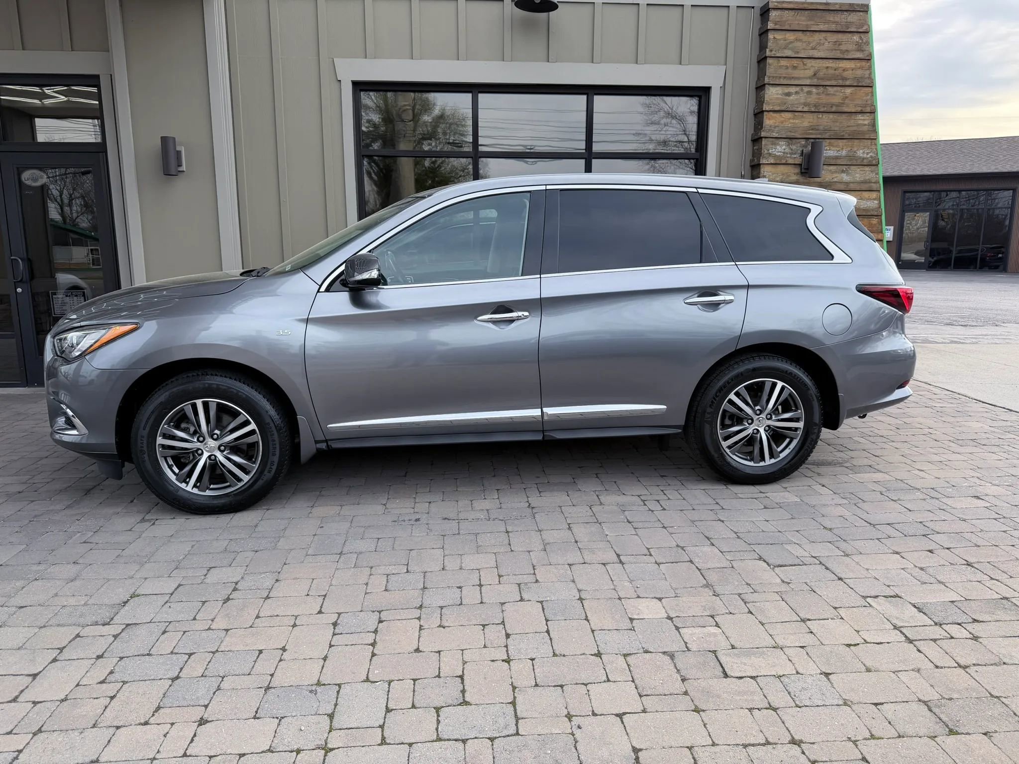 Used 2020 INFINITI QX60 Pure image 3