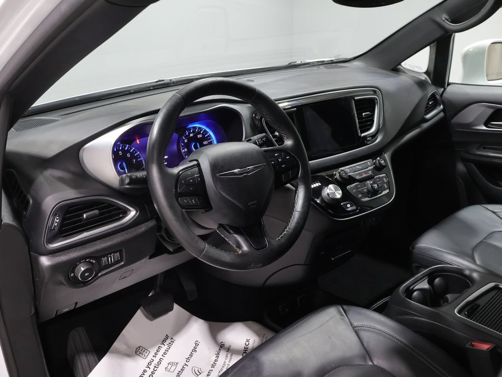 Used 2019 Chrysler Pacifica Touring-L Plus w/ S Appearance Package FWD image 16