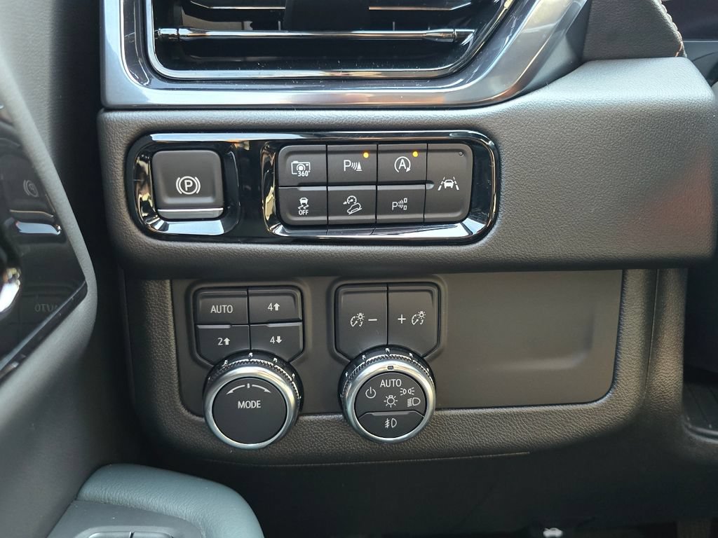 Certified 2025 GMC Yukon AT4 w/ AT4 Premium Package AWD/4WD image 18