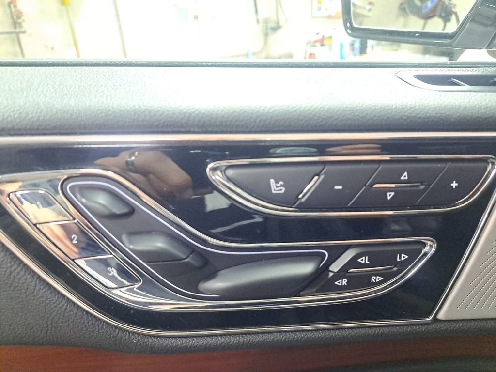 Used 2019 Lincoln Navigator Reserve image 34