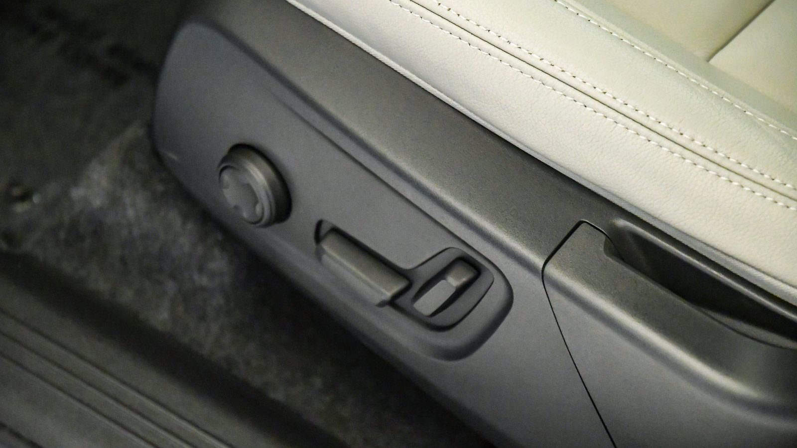 Certified 2026 Volvo XC40 B5 Plus w/ Protection Package Premier AWD/4WD image 24