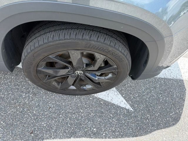 Certified 2024 Volkswagen Taos SE w/ Panoramic Sunroof Package FWD image 8
