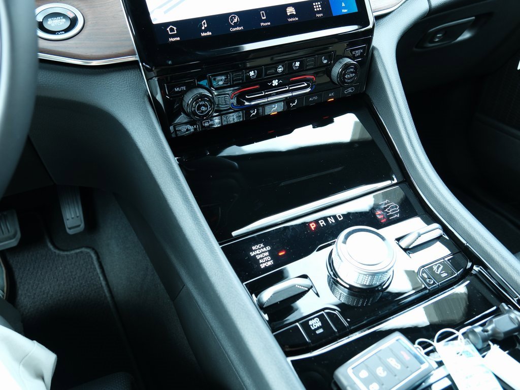 New 2025 Jeep Grand Cherokee Summit image 24
