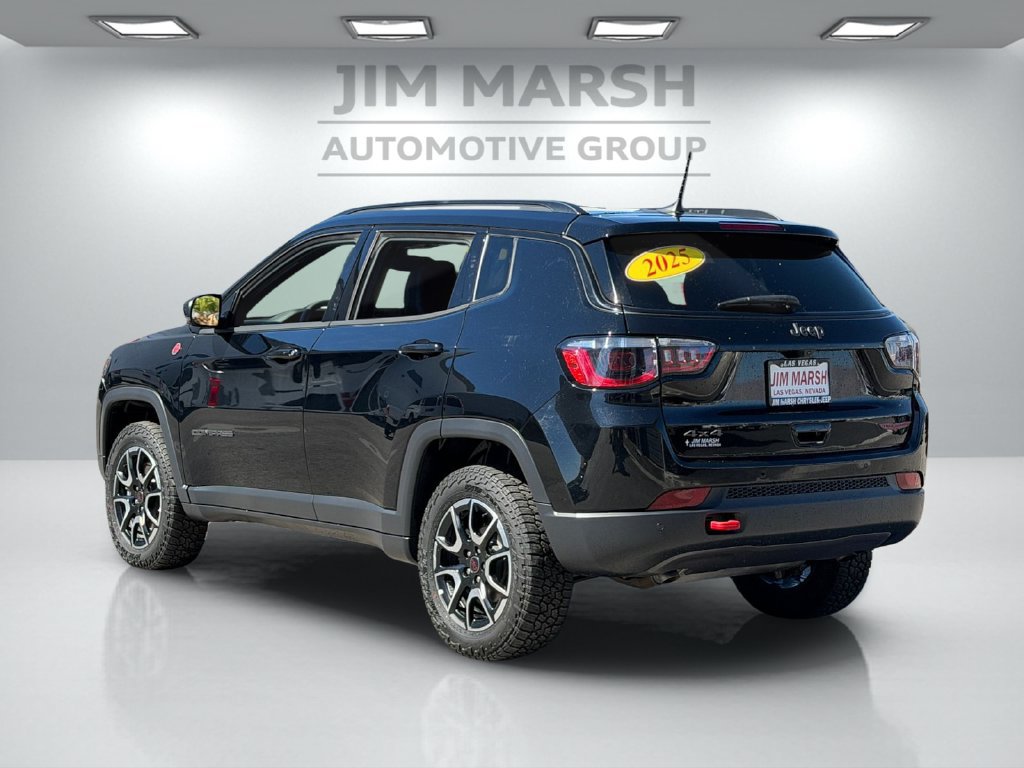 Used 2025 Jeep Compass Trailhawk AWD/4WD image 4