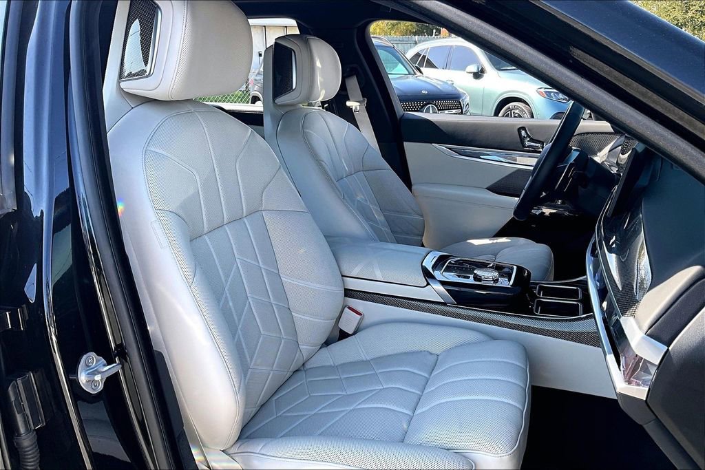 Used 2023 BMW 740i image 30