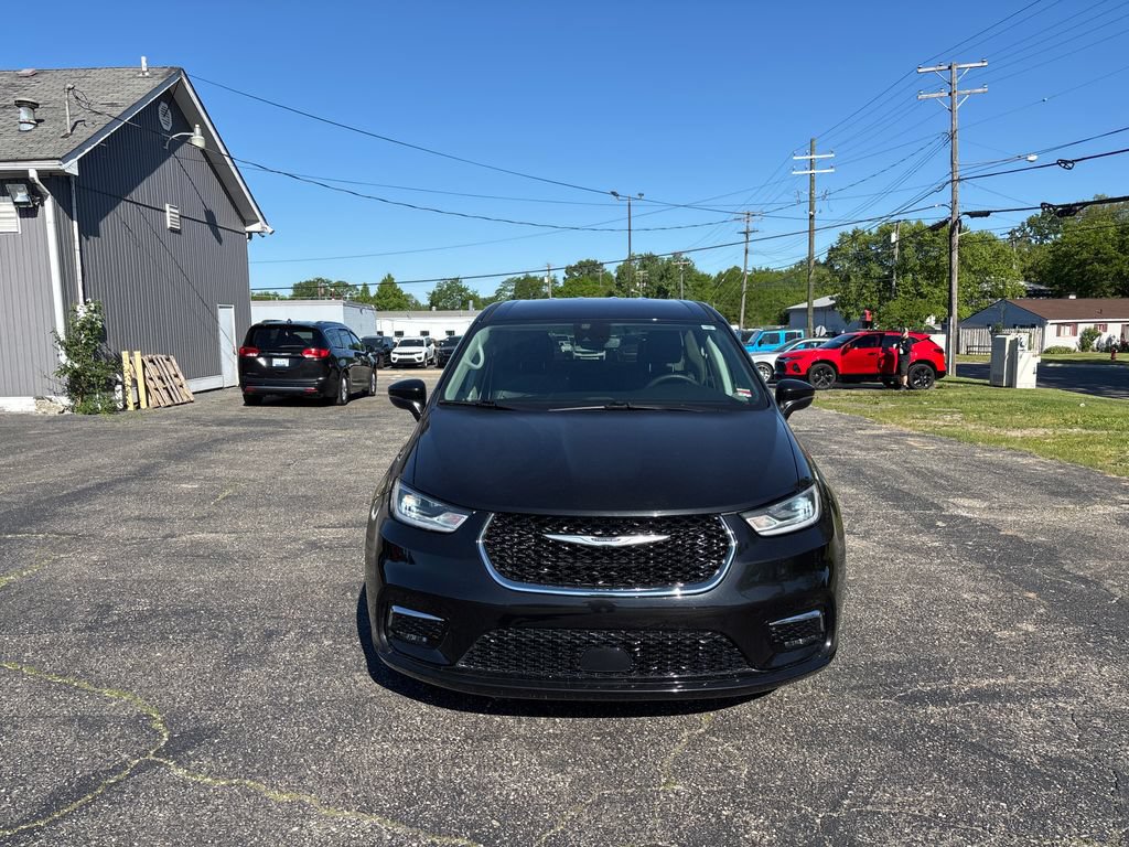 Used 2023 Chrysler Pacifica Touring-L FWD image 5