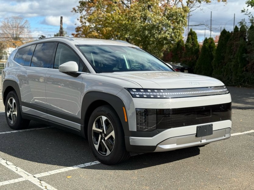 Used 2026 Hyundai Ioniq 9 SE image 1