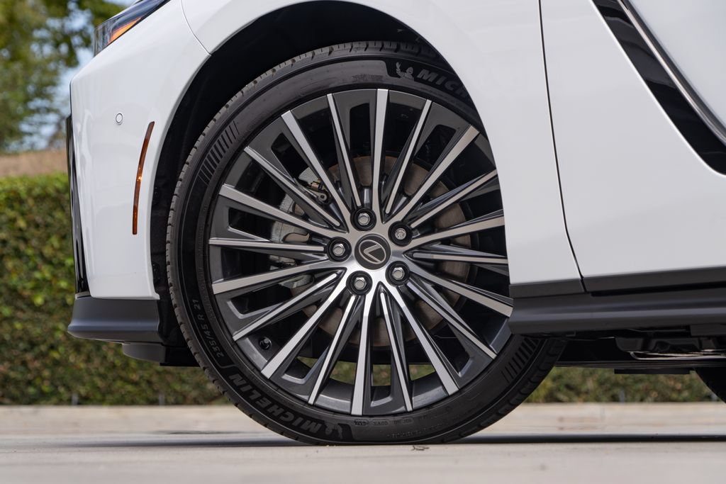 New 2026 Lexus ES 350e FWD image 8