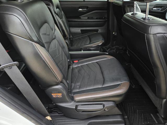Used 2023 Nissan Pathfinder Platinum FWD image 11