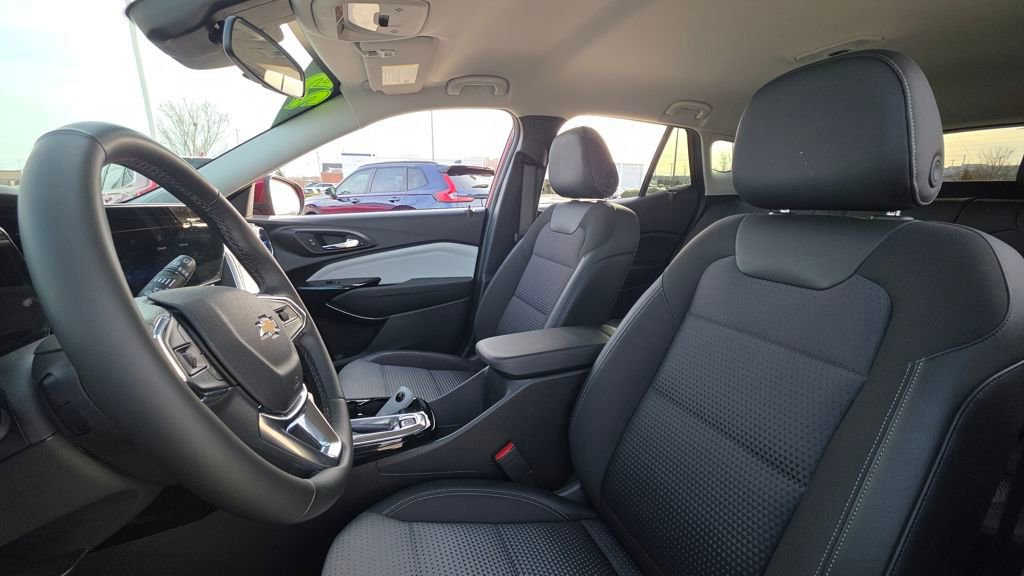 Used 2025 Chevrolet Trax LT w/ LT Convenience Package image 21