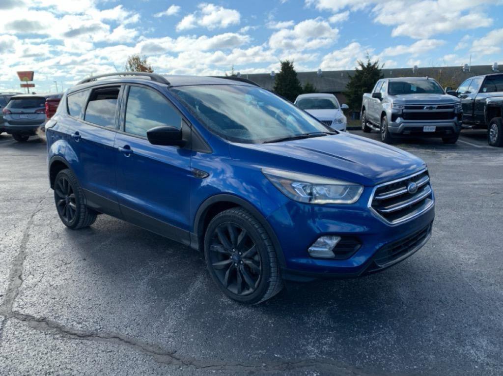 Used 2017 Ford Escape SE w/ SE Sport Appearance Package image 3