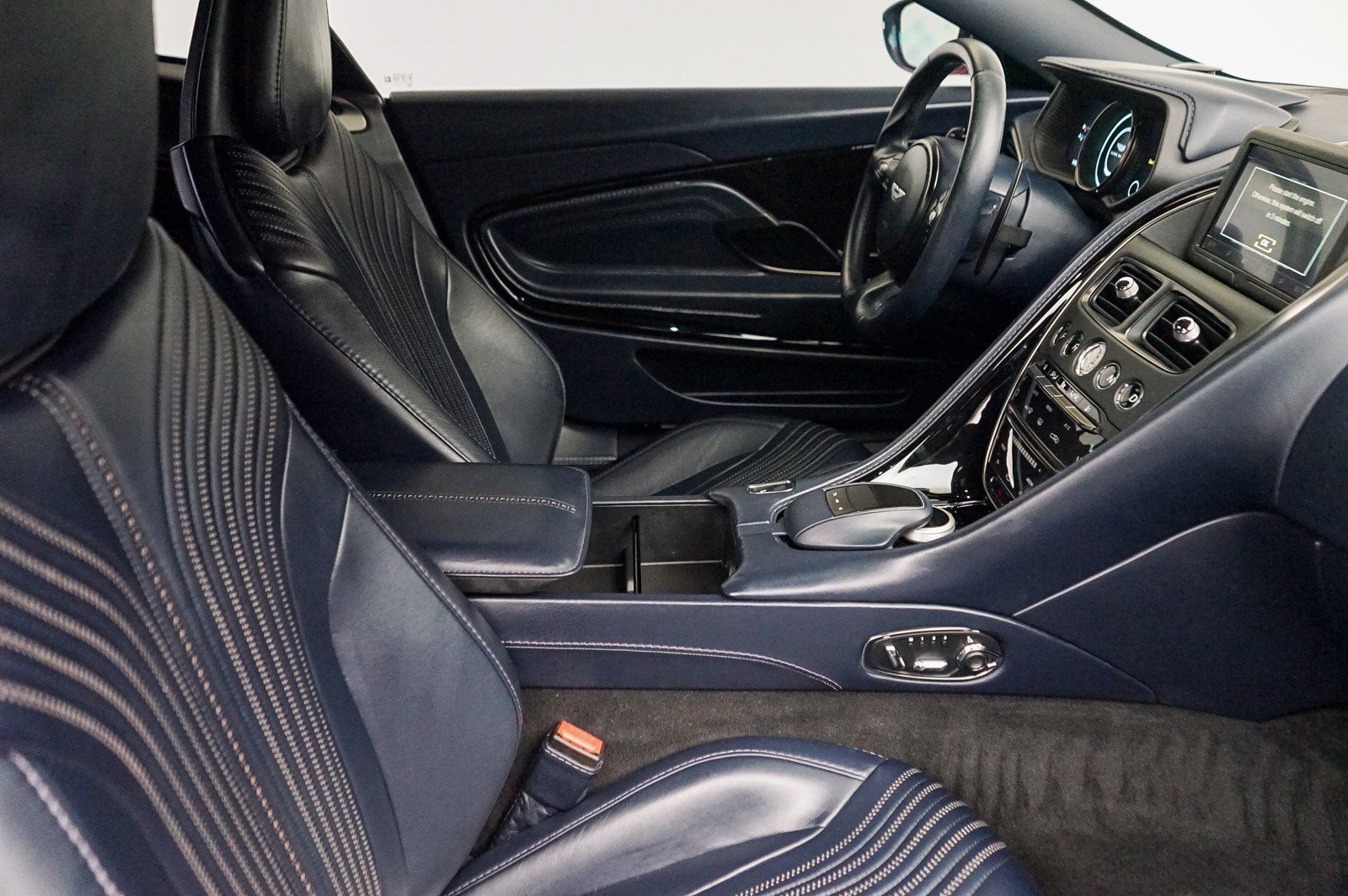 Used 2017 Aston Martin DB11 V12 image 21