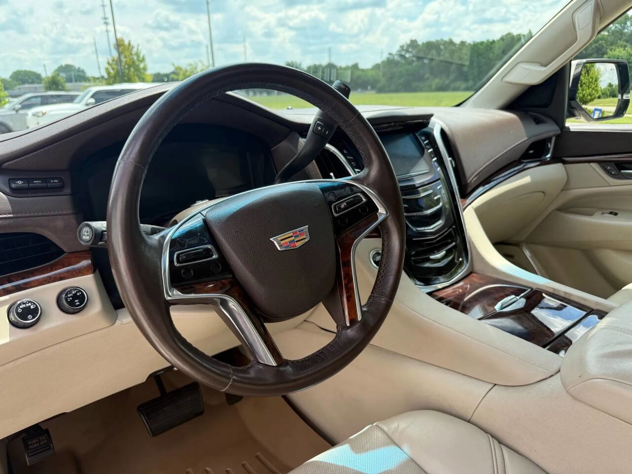 Used 2015 Cadillac Escalade Luxury AWD/4WD image 10