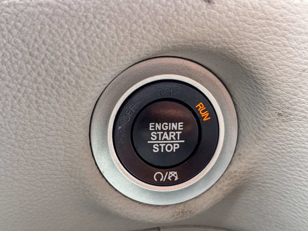 Used 2017 Chrysler Pacifica Limited w/ UConnect Theater Package FWD image 25
