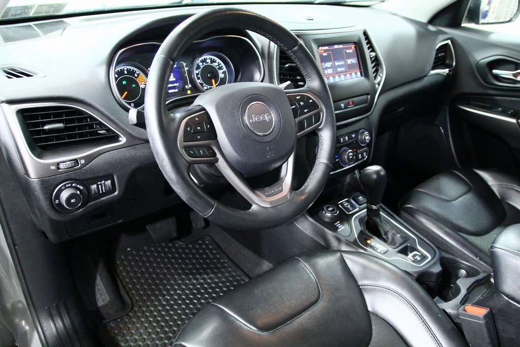 Used 2019 Jeep Cherokee Latitude Plus w/ Cold Weather Group image 5