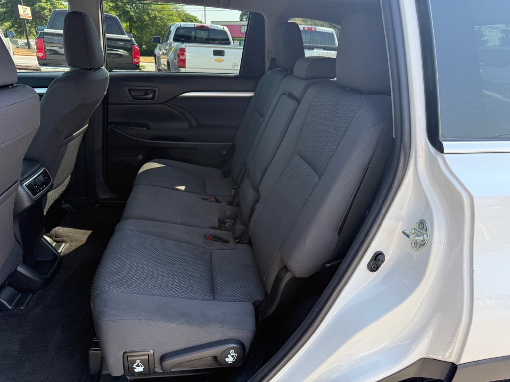 Used 2015 Toyota Highlander LE FWD image 13