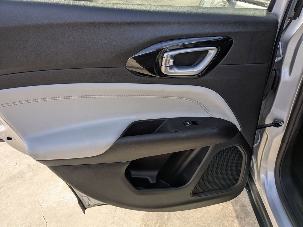 Used 2025 Jeep Compass Limited image 24