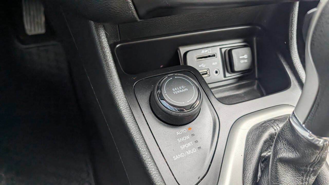 Used 2015 Jeep Cherokee Latitude w/ Cold Weather Group image 22