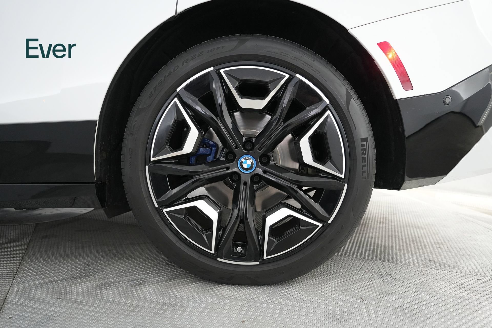 Used 2023 BMW iX xDrive50 w/ Sport Package image 9
