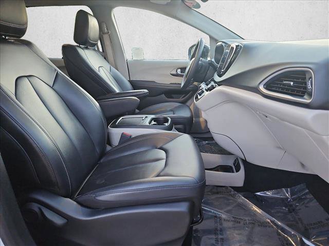 Used 2024 Chrysler Pacifica Touring-L image 20