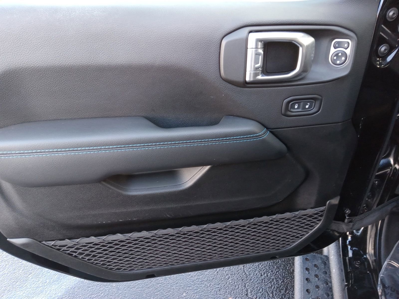 Used 2022 Jeep Wrangler Unlimited Rubicon 4xe w/ Dual Top Group image 9