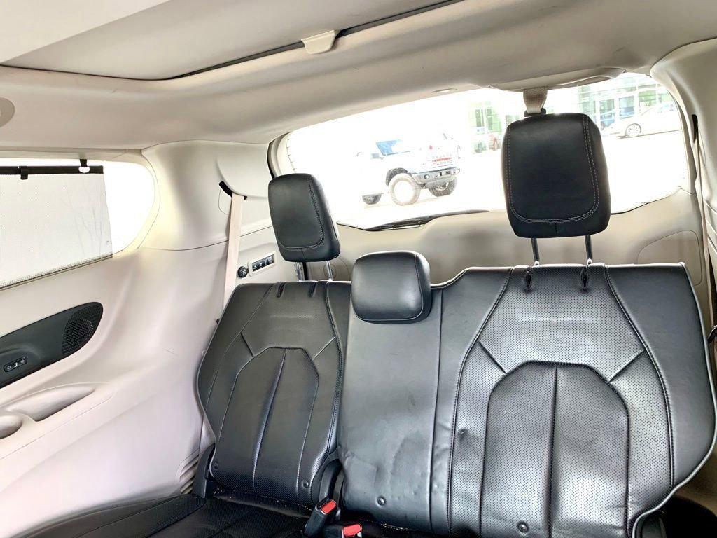 Used 2018 Chrysler Pacifica Limited w/ Tire & Wheel Group image 14
