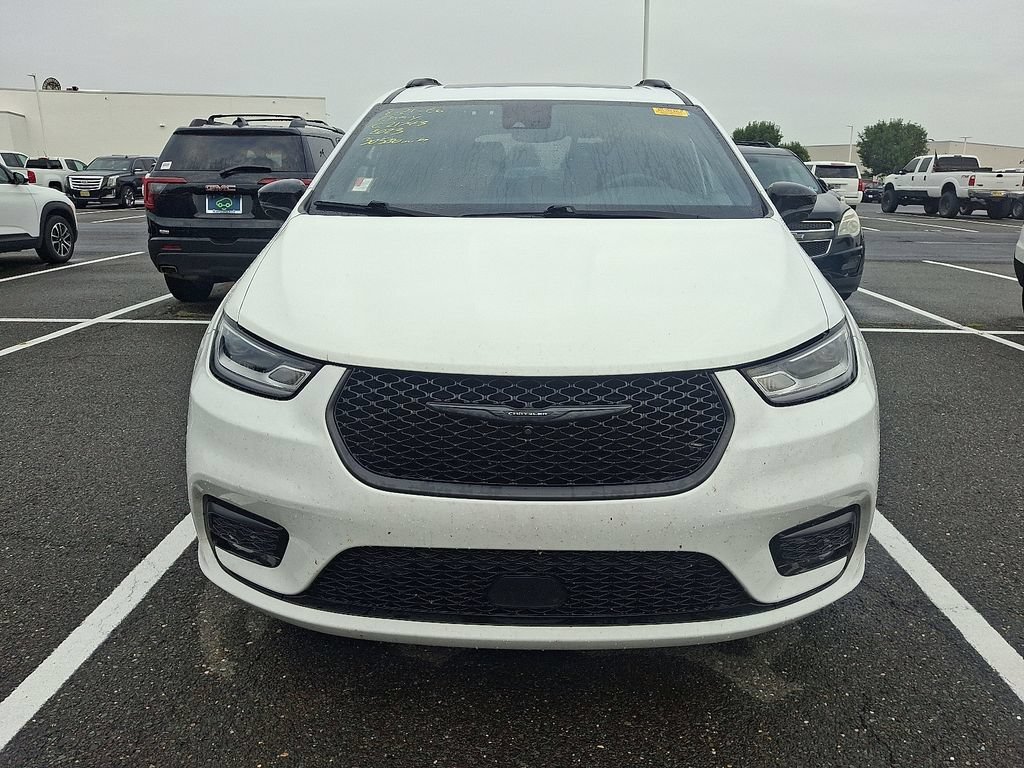 Used 2023 Chrysler Pacifica Limited w/ S Appearance Package FWD image 2