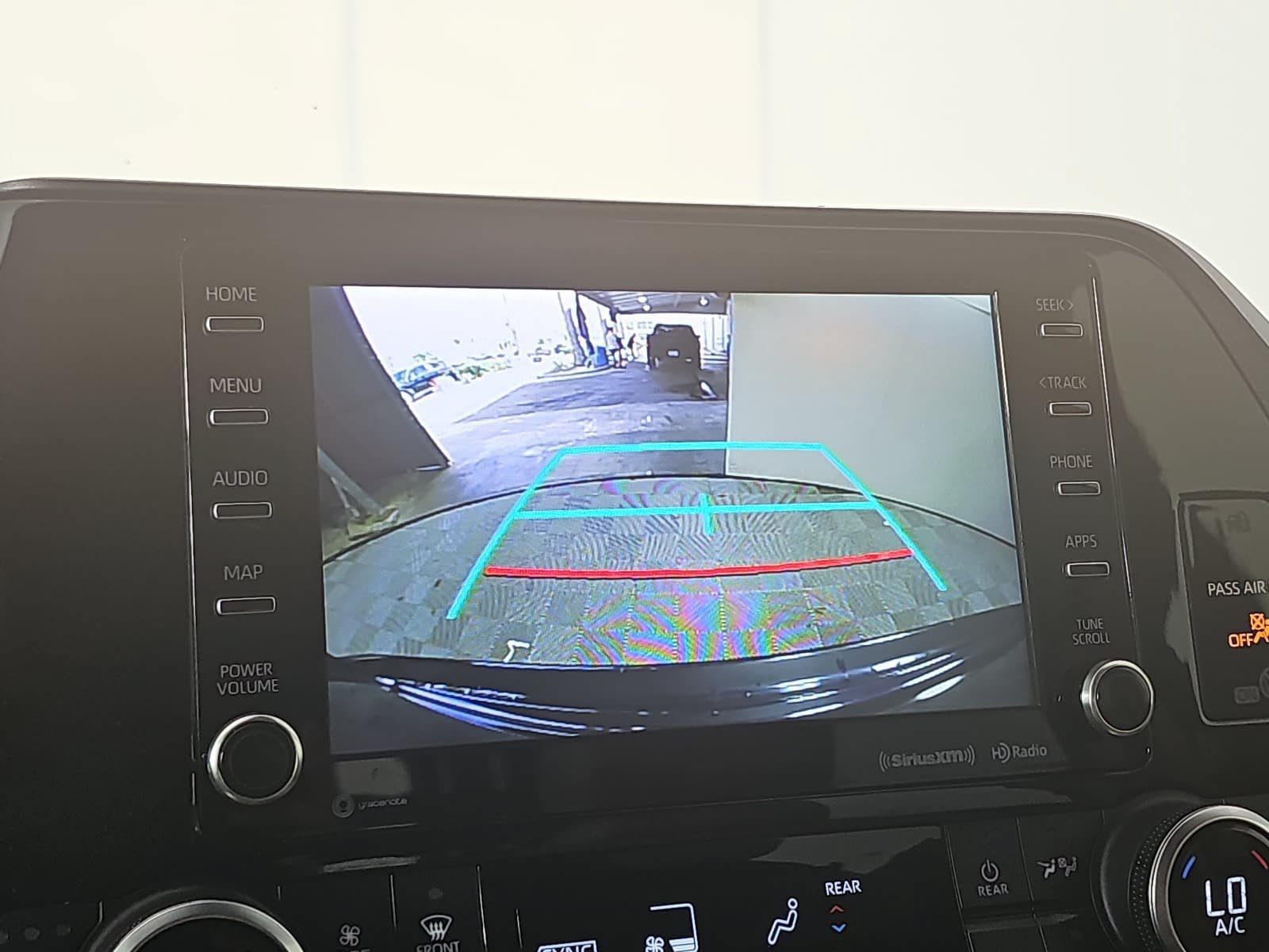 Used 2020 Toyota Highlander XLE AWD/4WD image 23