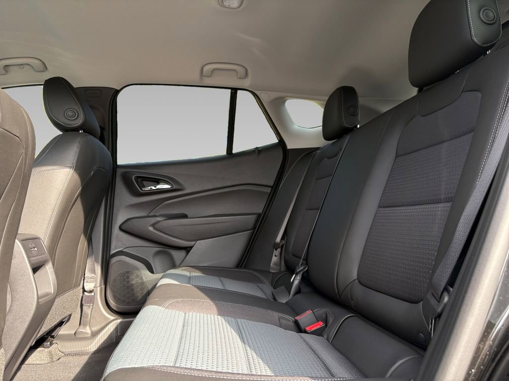 Used 2025 Chevrolet Trax LT w/ LT Convenience Package FWD image 4