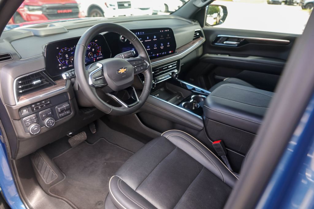 Used 2025 Chevrolet Suburban Premier w/ Sun And Tow Package AWD/4WD image 10
