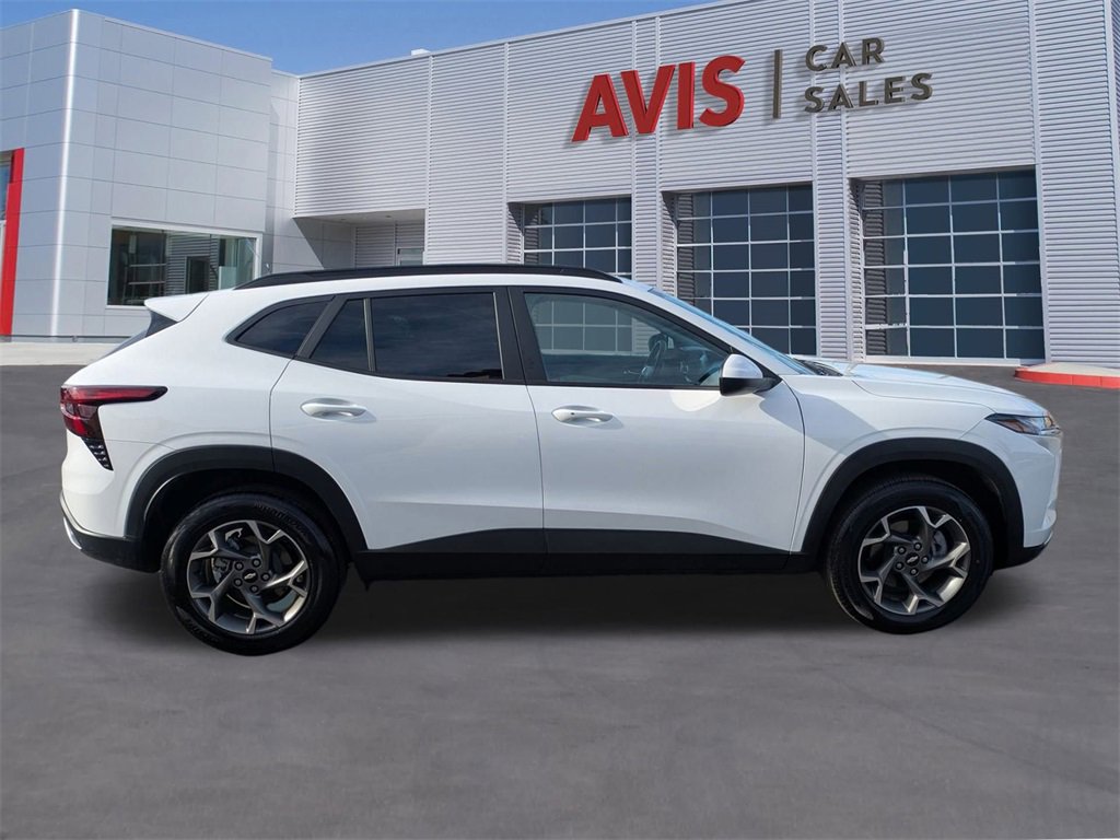 Used 2025 Chevrolet Trax LT w/ LT Convenience Package image 5