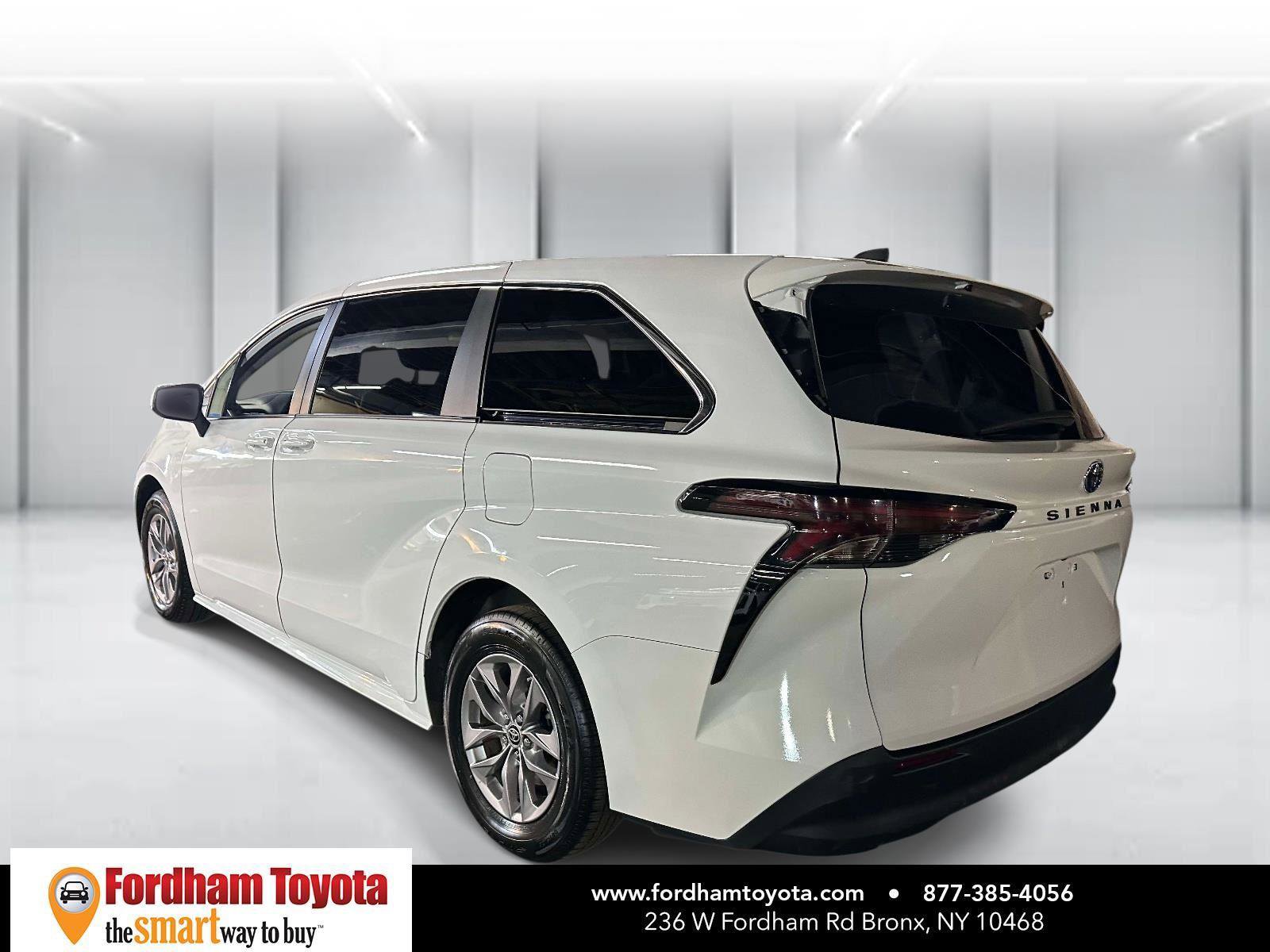 Used 2024 Toyota Sienna LE image 6