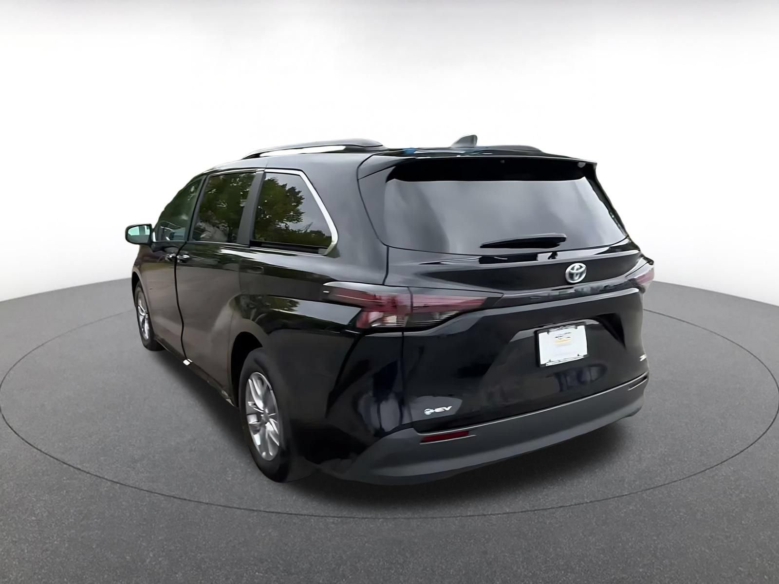 Used 2025 Toyota Sienna XLE FWD image 10