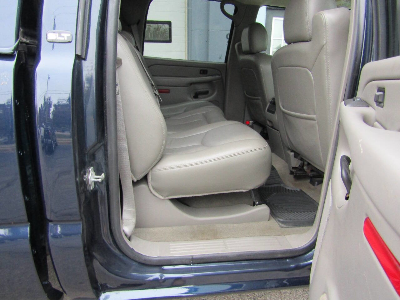 Used 2005 GMC Sierra 3500 SLT w/ Heavy-Duty Power Package image 11