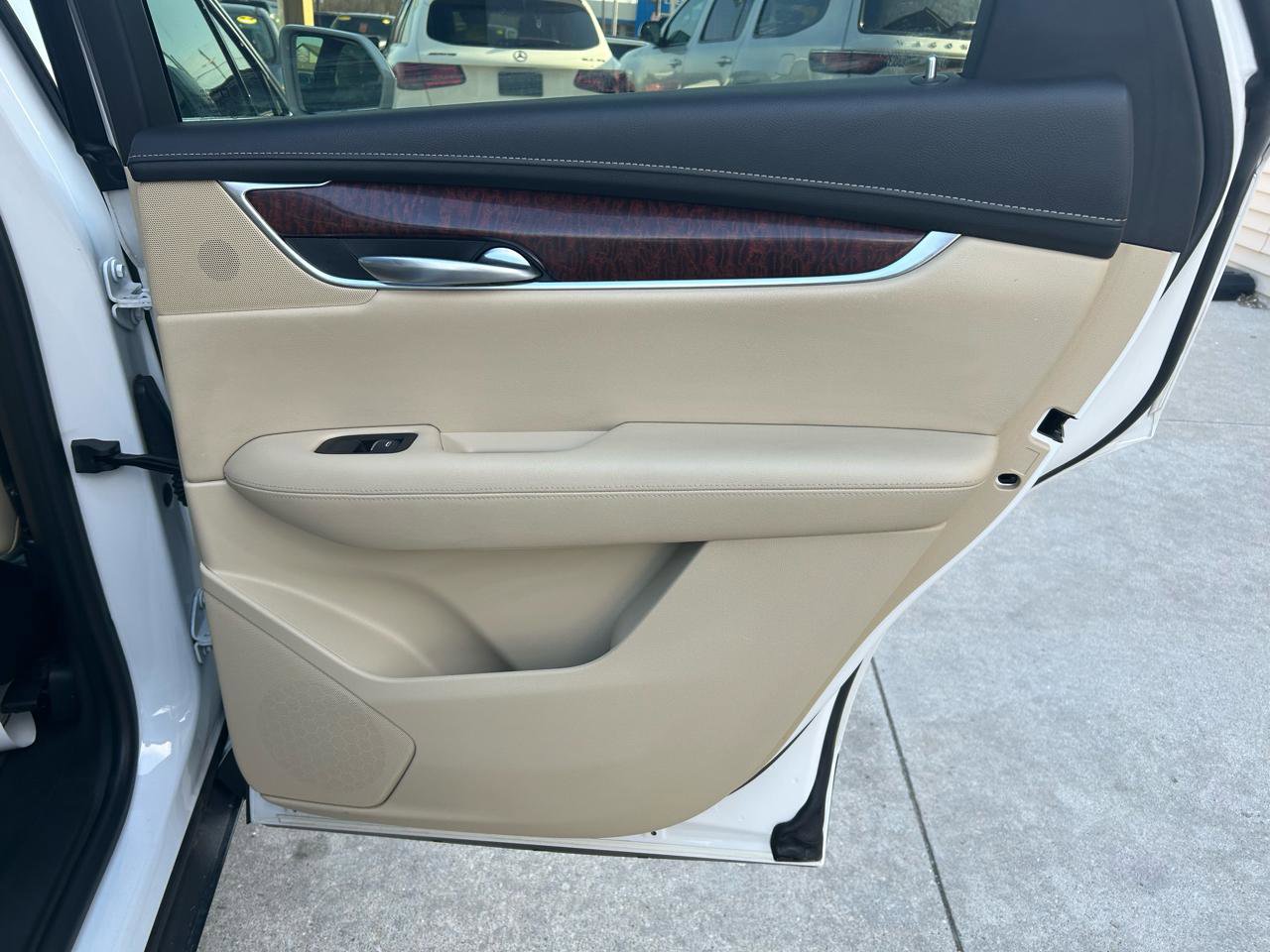 Used 2017 Cadillac XT5 Luxury w/ Driver Awareness Package image 15