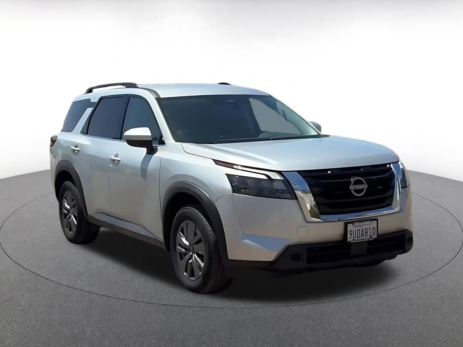 Used 2025 Nissan Pathfinder SV image 2